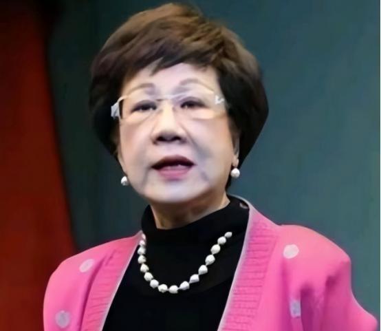 昔日冲在分裂一线的“台独祖母”吕秀莲，最近给岛内政坛扔了一颗“震撼弹”，她在访谈