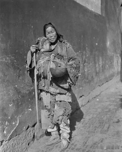 1949年，湖南平江解放后，有一个乞丐模样的妇人，径直走进了县委大院，当门口的守