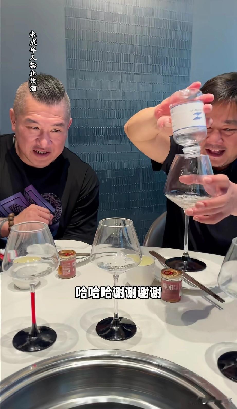 张雪盛情招待馆长，贺州得冠时的香槟，吃着重庆火锅，现场的氛围特别的好，张雪的语言