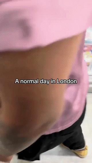 一名印度裔男子手持板砖，闯进一家英国超市见什么拿什么？
开始“零元购”？
虽然超