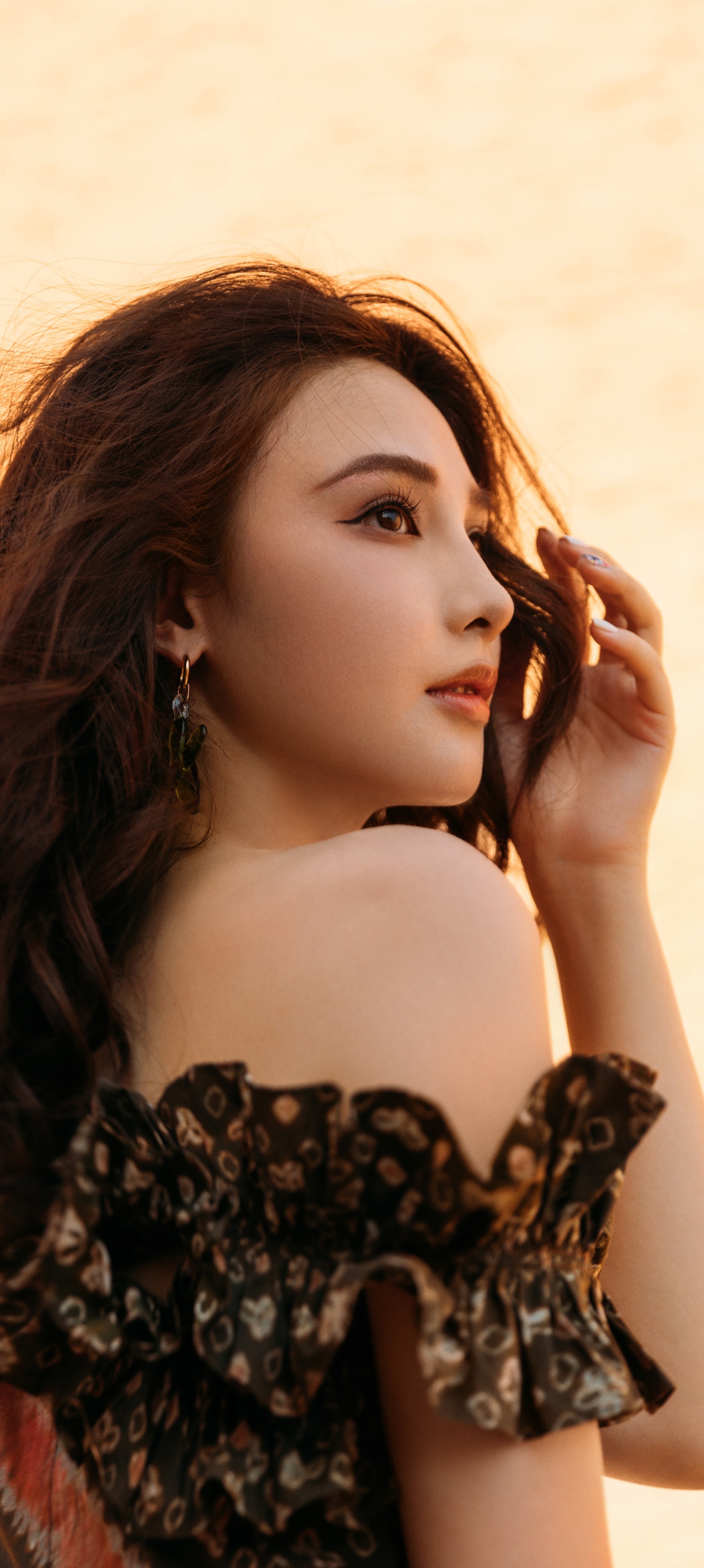 彭小苒穿搭壁纸：露肩高叉裙，甜美的夏日气息。彭小苒