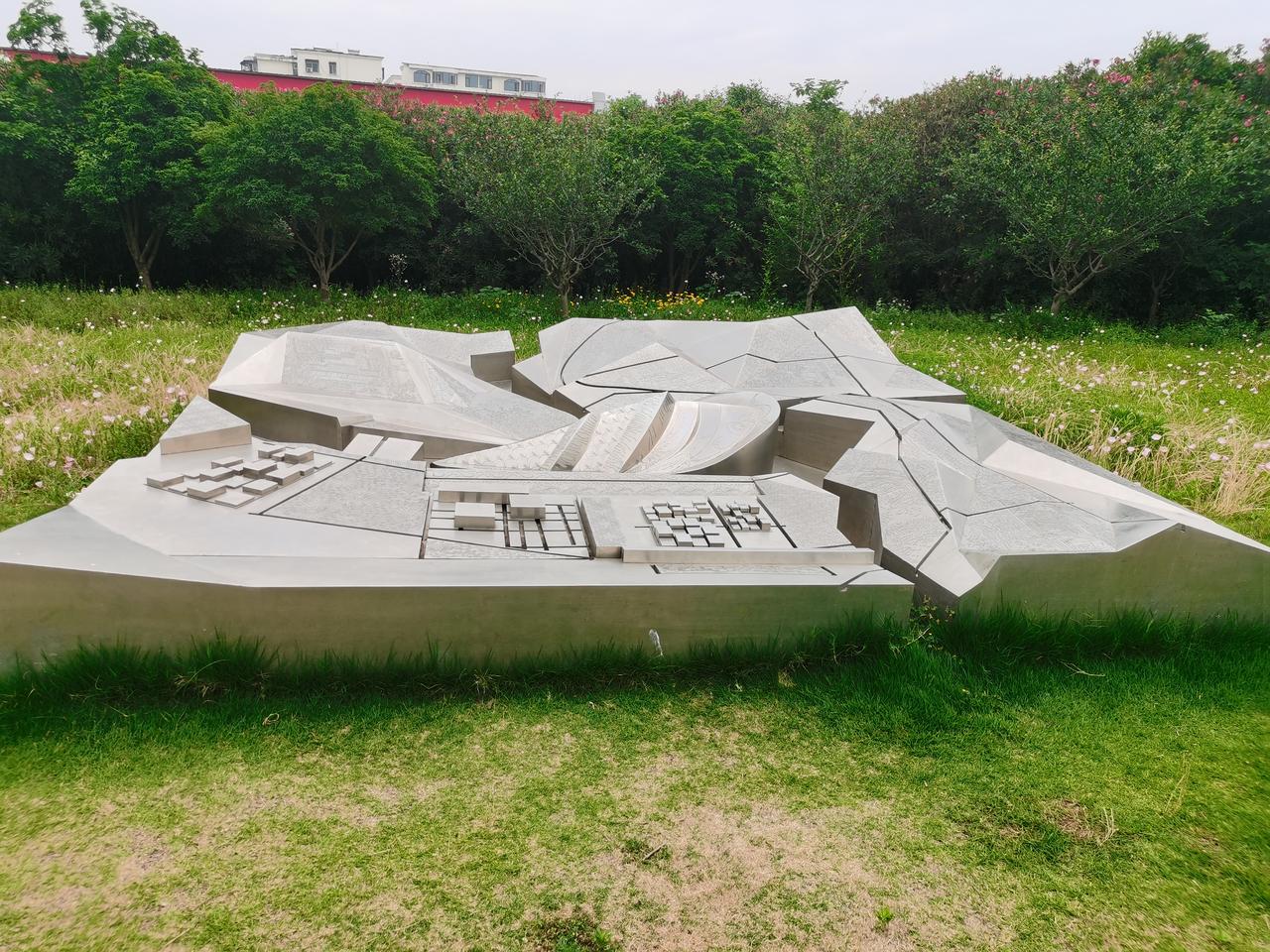 小孩子心思直白，不懂人情世故，随口说出的真话，往往一针见血，戳破成年人不愿直面的