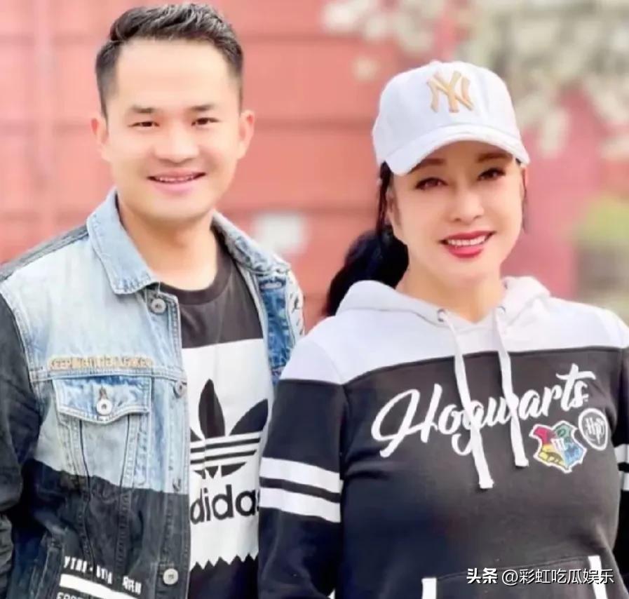 刘晓庆小38岁前男友古柯又出来爆料了，索赔500万失败以后，他不甘心又出来直播，