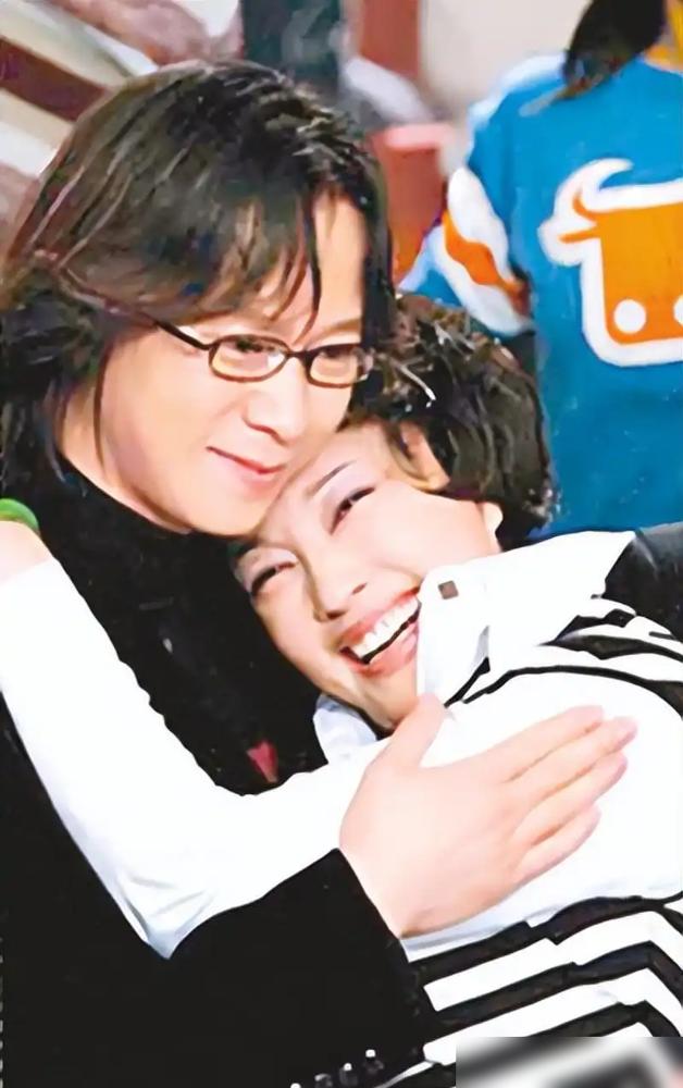 67岁的阿峰，现在天天泡在西安的公园里。
要么遛鸟晨练，要么陪孙子玩，日子过得