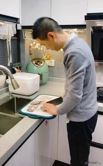士官转业安置进事业单位，到手工资才四千多，一家六口人的生活开销瞬间成了不可逾越的