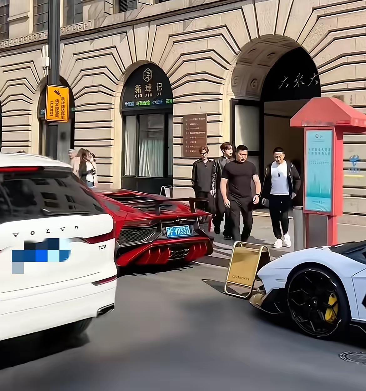 这车牌就价值不少，还是顶级豪车，这人是干嘛的！怎么两台豪车，车评人陈震也有这样的