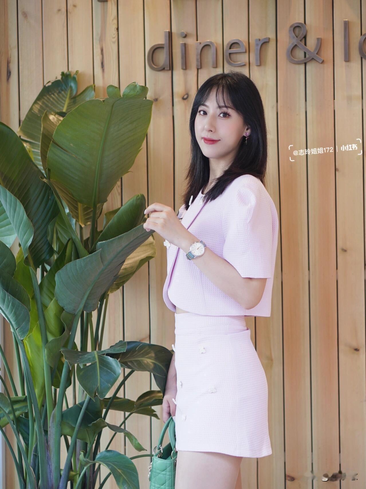 温柔粉裙搭配清新绿包，精致生活每一天！🌸👗👜