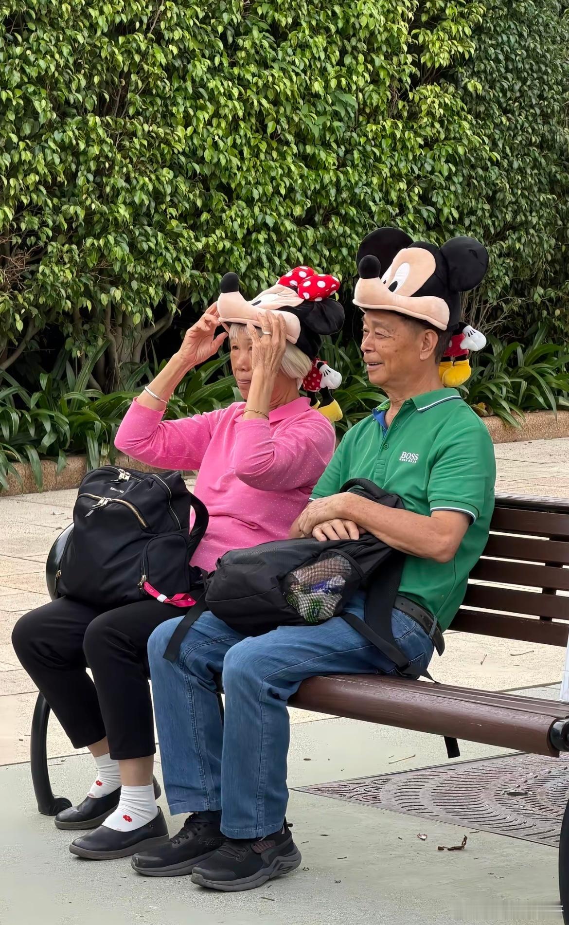 在迪士尼拍到了一对可可爱爱的老夫妻 