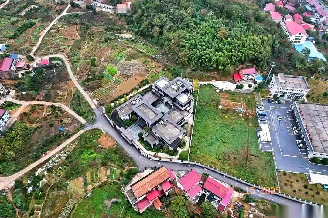 惊掉下巴！网红拍豪宅意外扒出大瓜，村里耕地上竟藏着5000平米“私人酒店”！村民