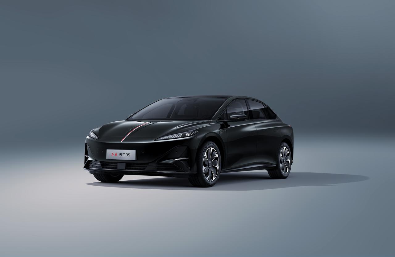 我们就先说说红旗天工65寸AR-HUD吧！这巨大的屏幕让你有不一样的感觉。
有个