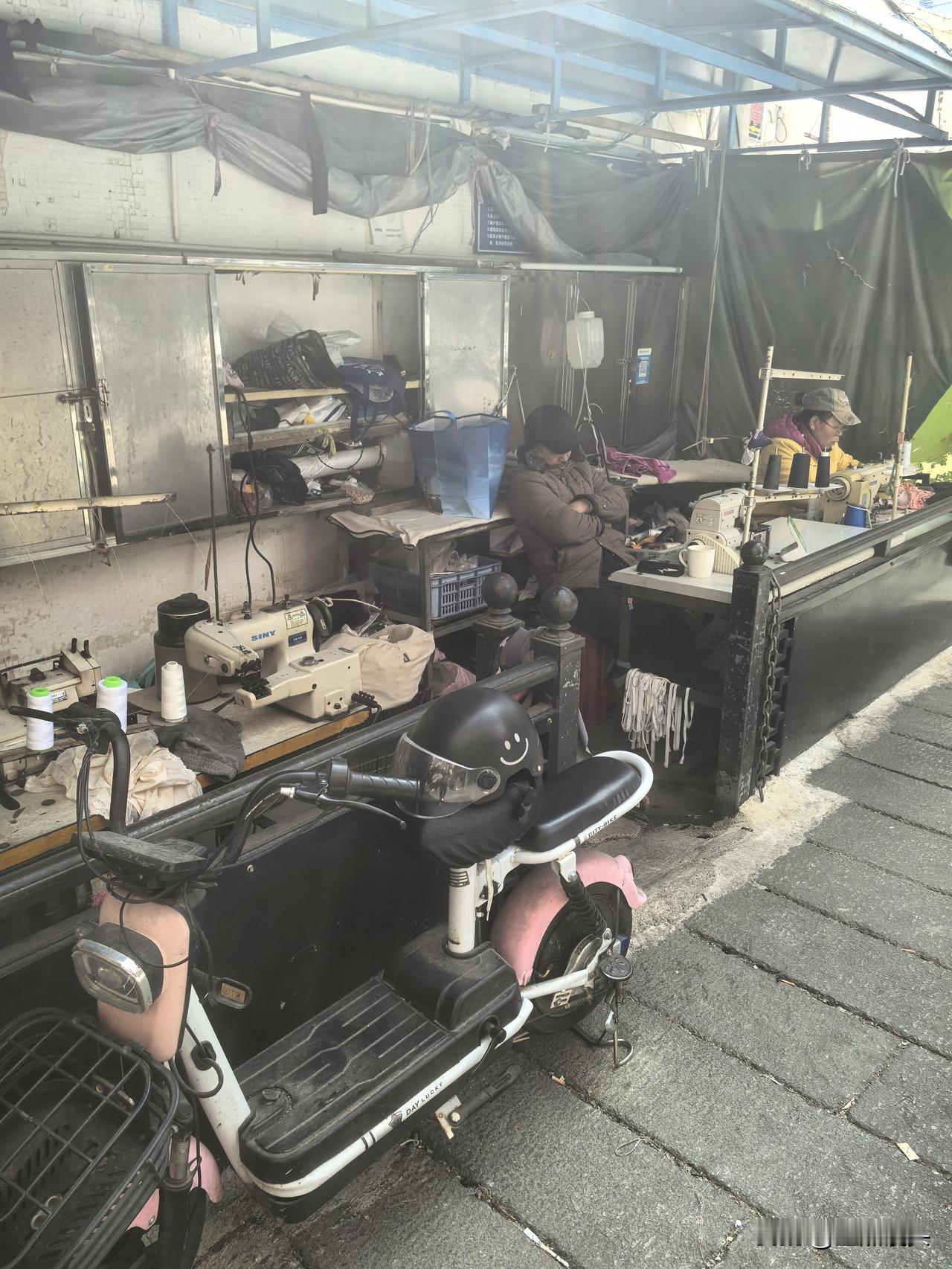 珠海的烟火气
这几天在珠海带着孙女玩，去了长隆海洋王国，飞船乐园，那是人山人海，