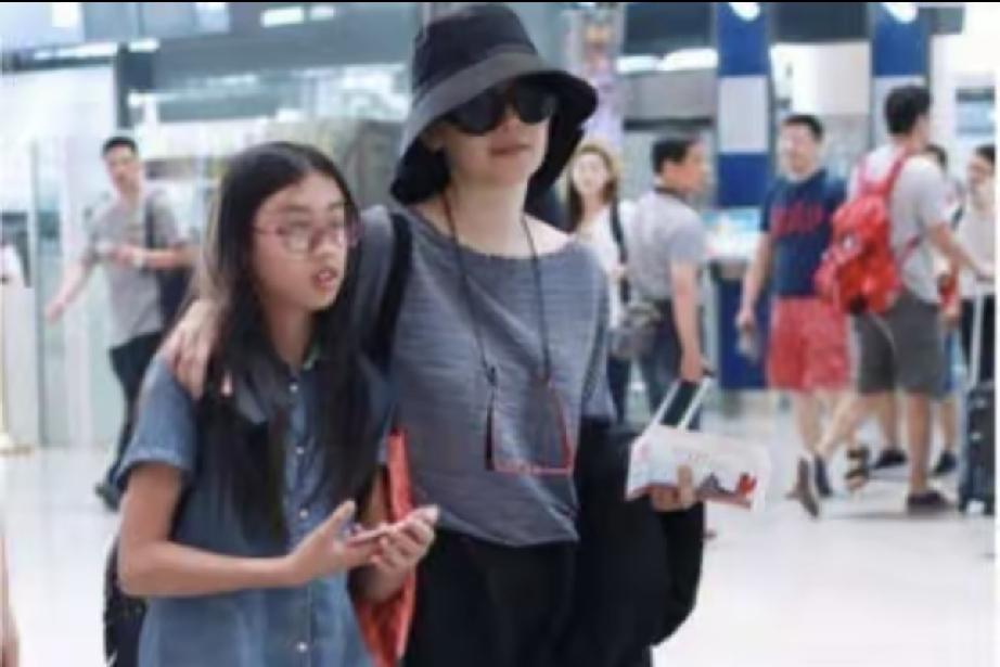 徐帆赴美送女开学爆红：最好的母爱，从不分亲生与领养
 
9月1日，一则温柔的画面