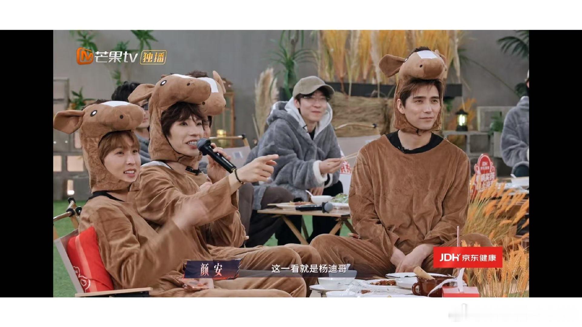 这竟然是姚琛颜安说姚琛一看就是杨迪《披荆斩棘》cos卷起来，姚琛扮阿凡达，颜安一