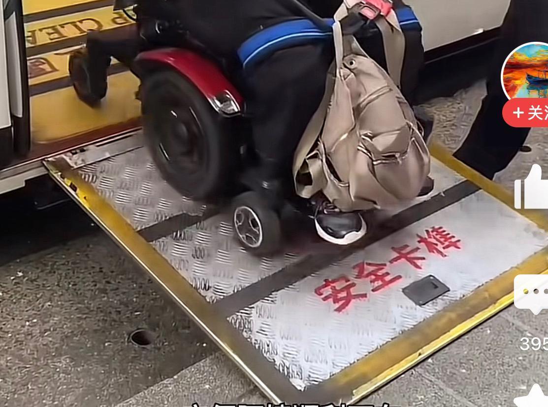 公交无障碍设施值得全民推广

平日里在国内乘车，几乎很少见到坐轮椅的残疾人顺利登