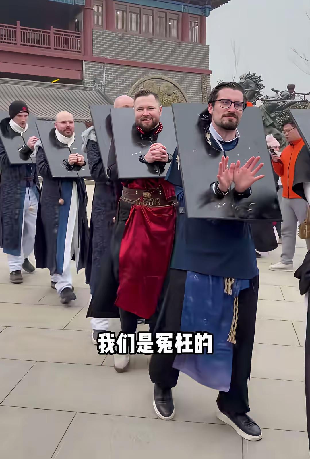 事实证明！洋相还得是洋人来出。