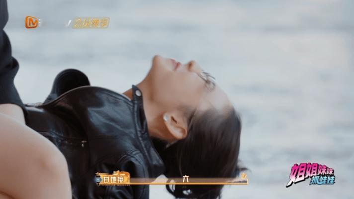 哈哈哈张艺凡是不是偷偷练过“椅子功”啊！！张艺凡不语只一味给田曦薇当凳子 一撑就