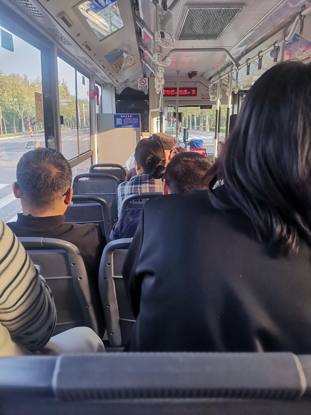 今天，德州公交车又免费了。清晨的站台上，人们笑着上车，无需投币，无需刷卡，司机师