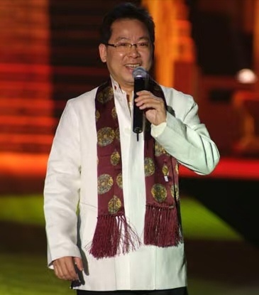 张明敏在妈妈鼓励下来春晚唱中国心上千次的旋律流淌，每一句歌词藏着不变情怀。张明敏