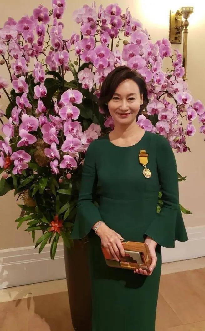 65岁惠英红称曾因抑郁5年没法出门，回应“脸上缝过89针”，“鼻子是歪的 眼睛大