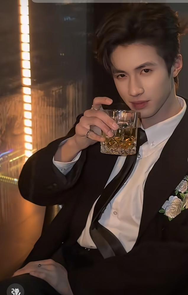 刚刷到网友扒《驯野2》的道具，冰红茶充洋酒，塑料杯配假蛋糕，自行车连链条都没有。