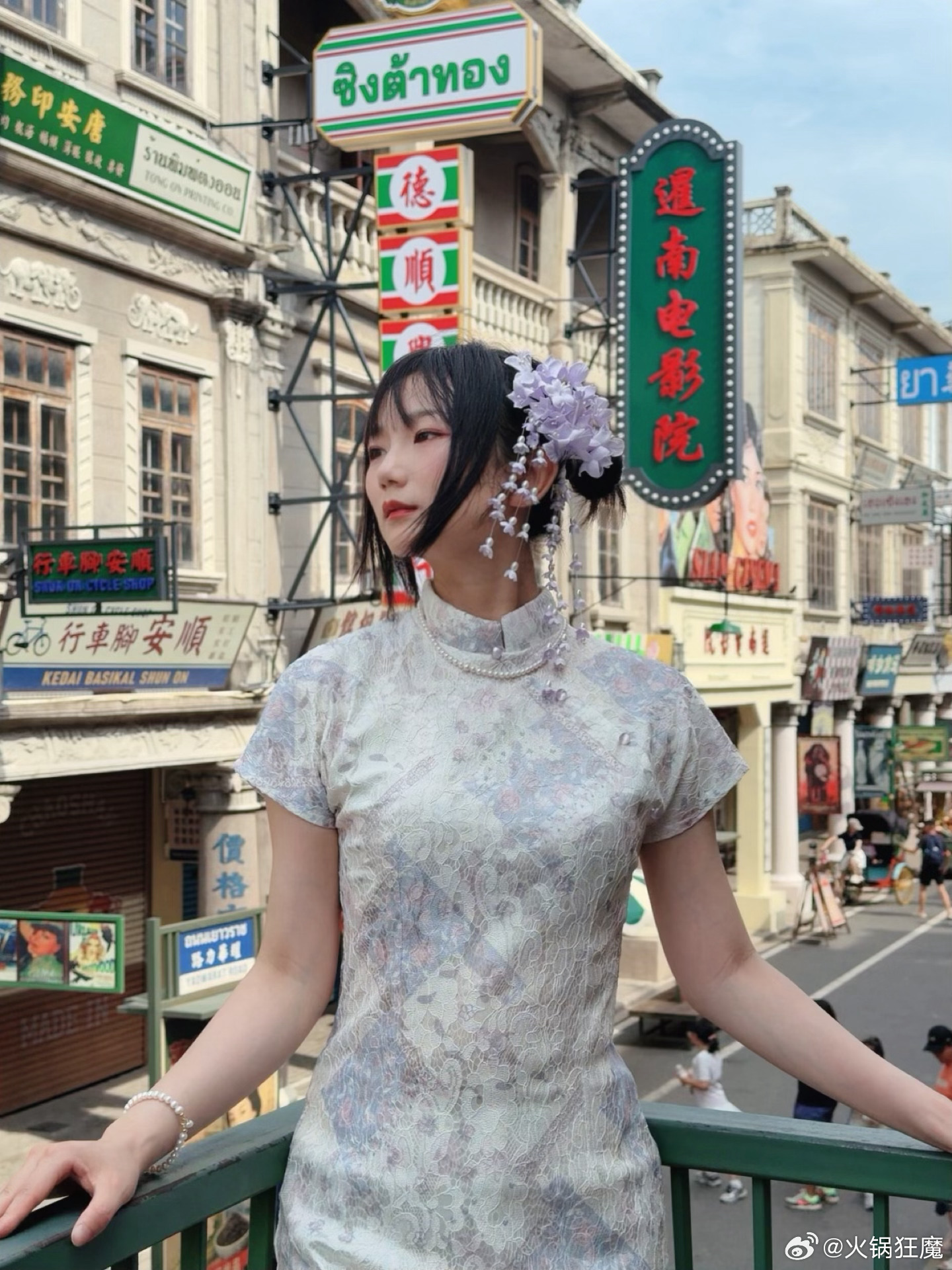 做作的《屁股翘到可以顶起一瓶汽水》 