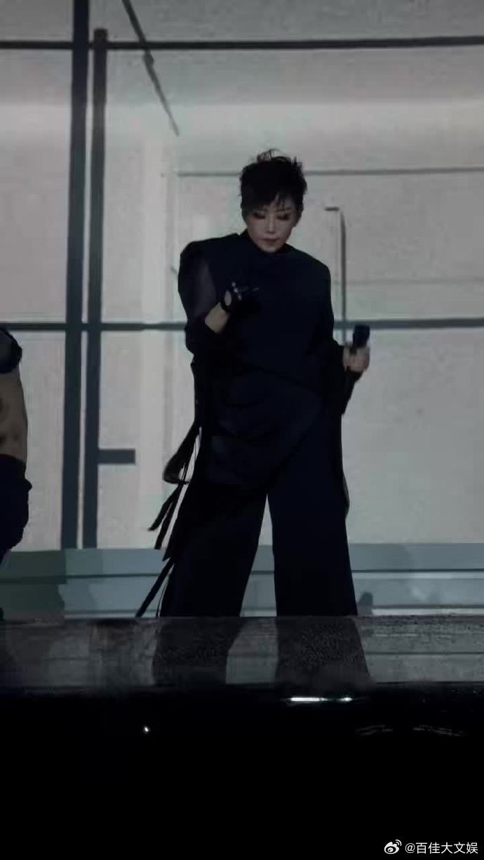 林忆莲唱倾斜雨也跟着倾斜 林忆莲温州演唱会现场太神奇了！她一开口唱《倾斜》，雨就