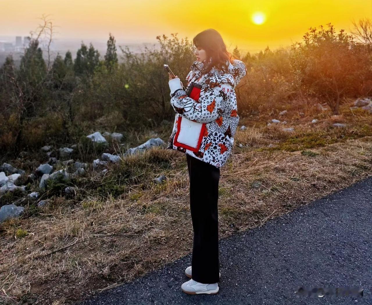 那年她因4元钱泡面错过班级活动，父亲的三轮车碾碎了她所有体面。直到助学贷款那束光