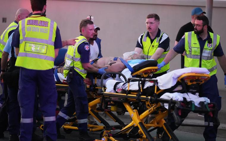 新闻快讯——警方通报，悉尼枪击事件已造成至少12人死亡、29人受伤。