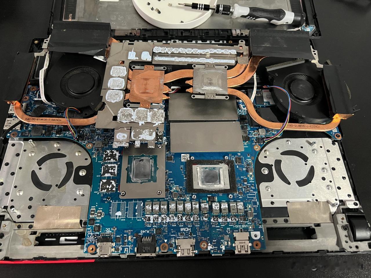 ROG魔霸新锐2021款，配置锐龙9 5900HX+RTX 3060。
更换前已