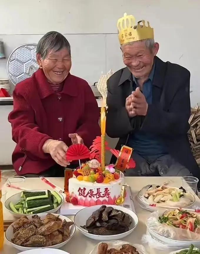 8月2日，河南网红账号@凯凯的幸福生活发布讣告：爷爷逝世，享年80岁。
我嘞个豆