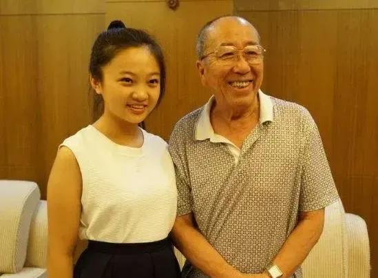 非常佩服的老艺术家，能演高人，也能演草根，能演喜剧，也能演悲情戏，从来都是一副快