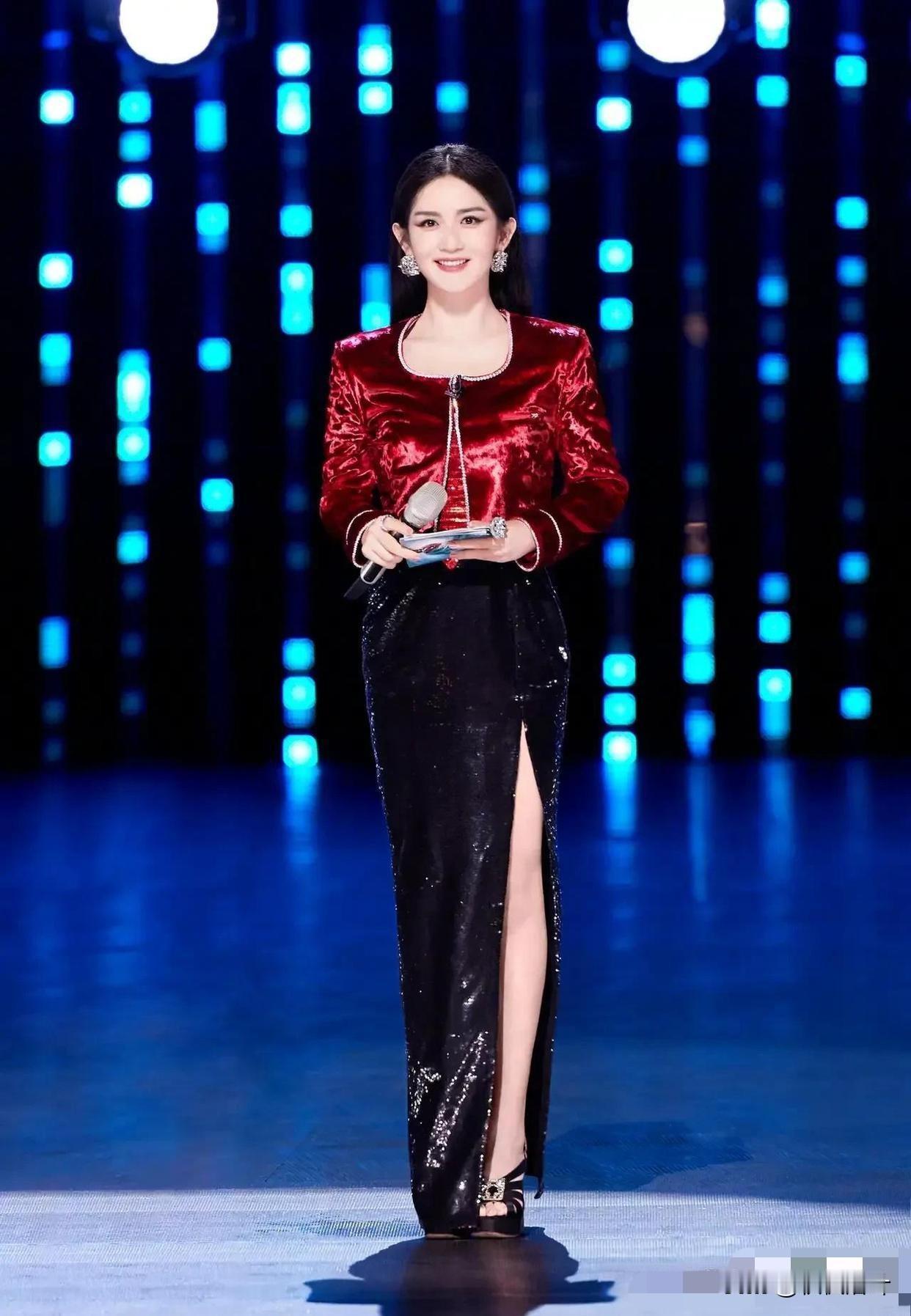 谢娜这造型师
月薪应该过万了吧！