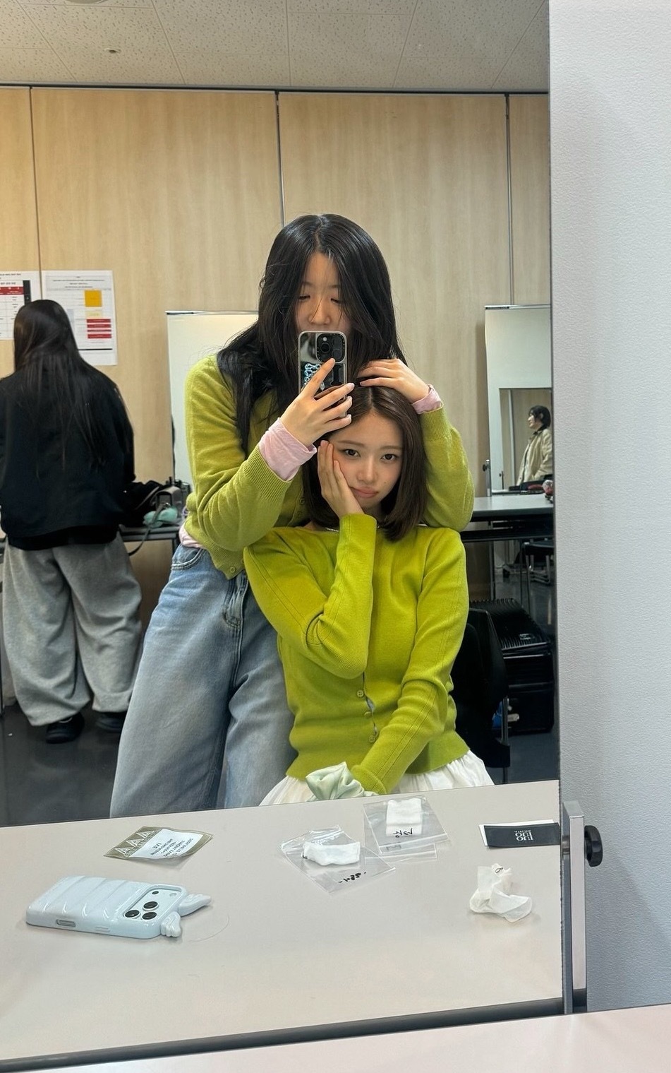 小晴老师更新的和蕾儿的合照🥺哎哟闺蜜装 
