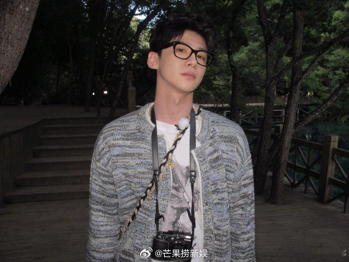 白敬亭氧气帅哥白敬亭就这样轻松出片 白敬亭氧气帅哥，真的是轻轻松松的出片呀，蓝天