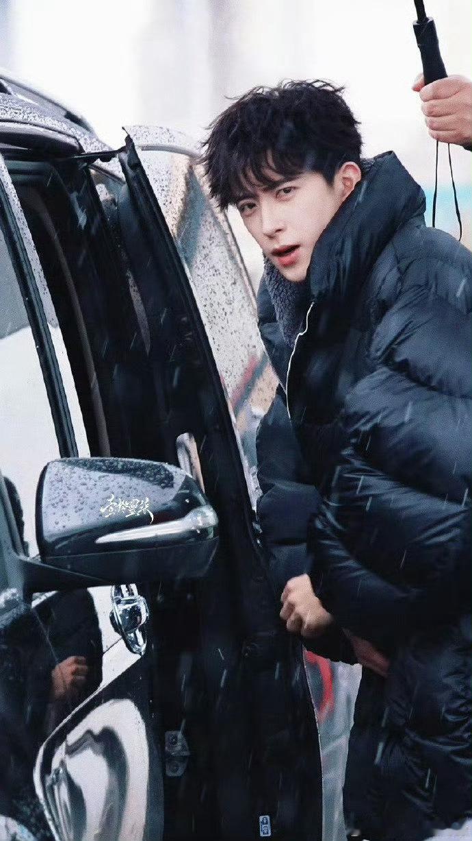 敖瑞鹏难受到捂肚子皱眉看着都心疼！好好休息，快点好起来呀～ 