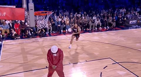 2026NBA全明星扣篮大赛冠军约翰逊，4次扣篮的全部表现：
最后一扣致敬詹姆斯