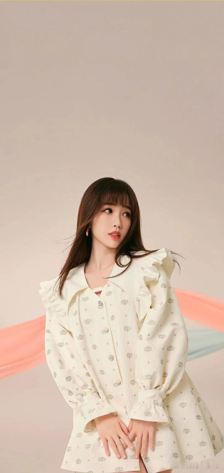 温柔少女风，白色碎花连衣裙，清新自然美。