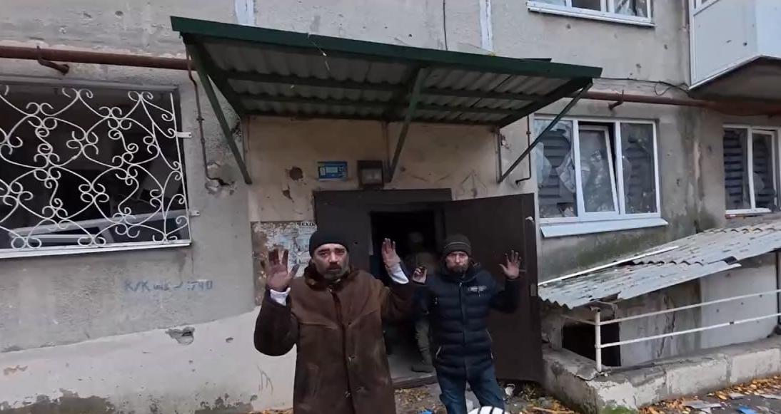 红军城乌军士气越来越低了，俄军又发现，2名乌军士兵扔掉了武器和军装，换上了老百姓