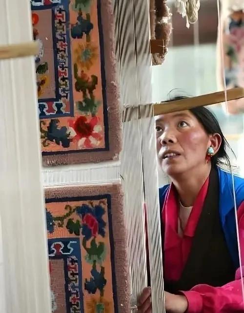 日喀则江孜卡垫
是传统的民间工艺品
全套纺织工序
都是手工操作
图案有百余种
据