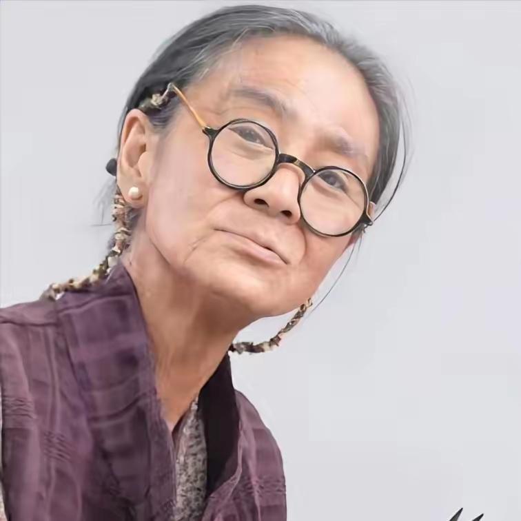 天呐，她扮演的这老太太，实在太难认人，她本人是谁，根本就认不出来。
她年少时倾尽