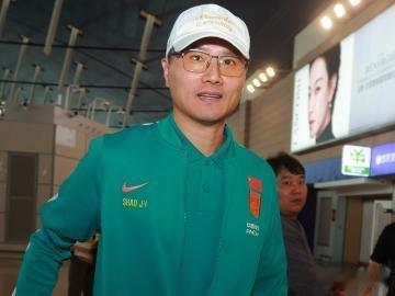 懂球帝 邵佳一率中国男足今日上海启程飞赴新加坡   网页链接（分享自