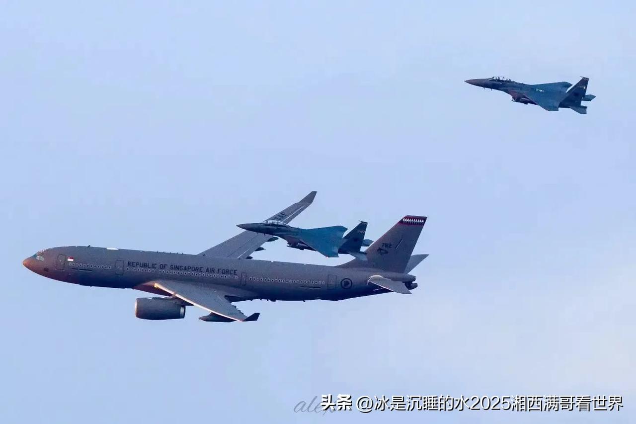 “海神”与侍卫“鹰”，呼啸而过。“海神”大型喷气式战机反潜/巡逻机速度快、航程远