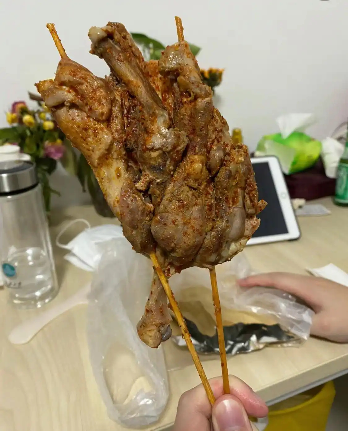 【#官方称鹅腿阿姨事件线索较多正核查# 】今年6月，一度在清华、北大等高校附近摆