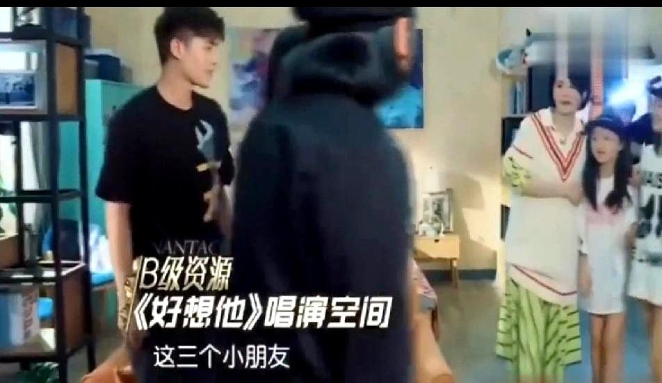 你敢信？天后王菲居然带着仨娃，堵在彩排室求合影！
2018年幻乐之城后台，李嫣