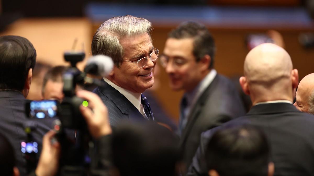 美国生产出第一块稀土磁铁！贝森特敲锣打鼓：再也不怕中国卡脖子

一块稀土磁铁，让