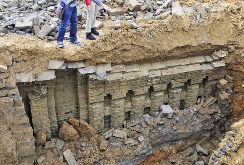 手上的“安眠穴”有两个说法，一个是神门穴，另一个是内关穴。
神门穴在腕前区，腕掌