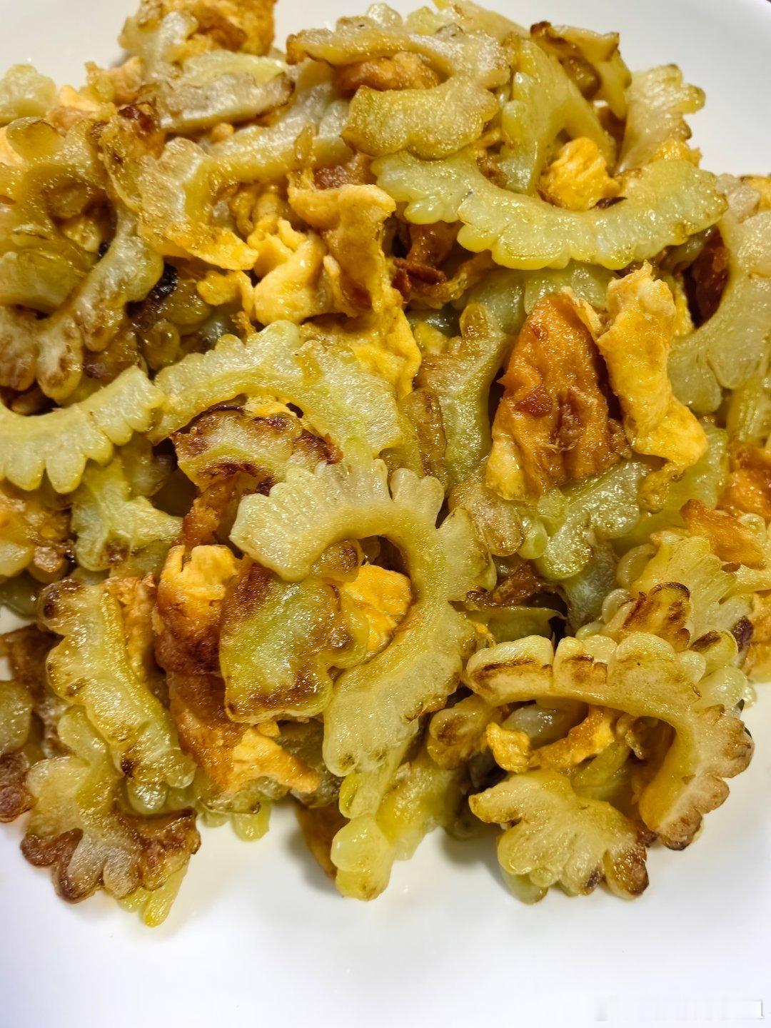 最近不太想在食堂凑热闹吃饭，索性回家自己简单糊弄两菜。苦瓜炒蛋特意把边缘炒得微微