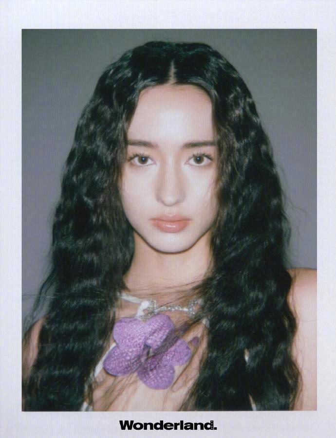 李宛妲撕拉片 李宛妲最新撕拉片释出！复古头巾搭配浪漫紫花，每张照片都充满电影故事