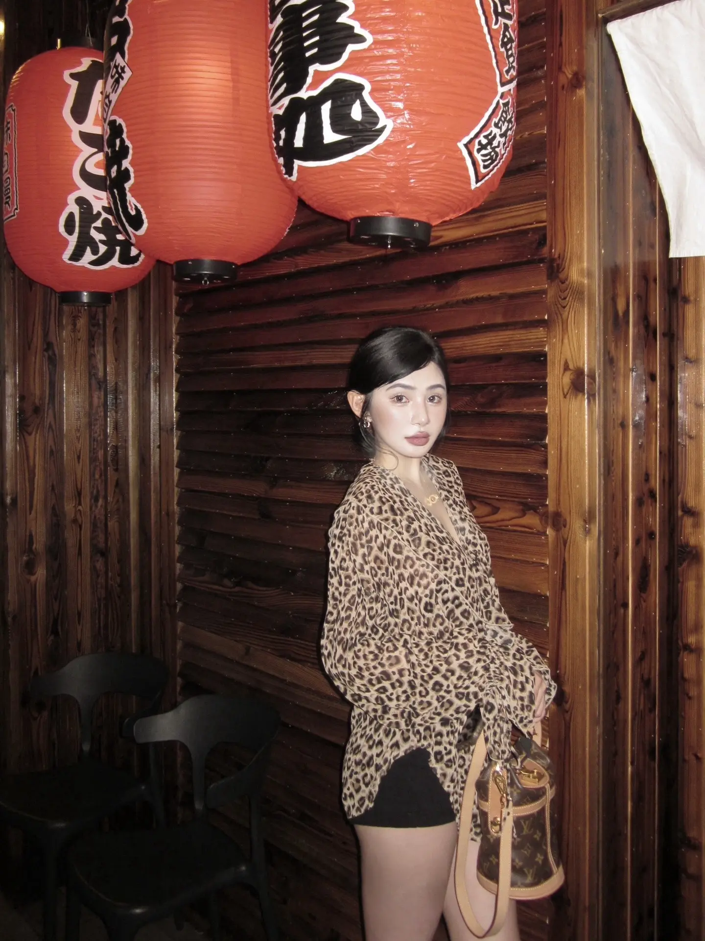 想捉紧你的手 到没人世外 一起拥抱永久。