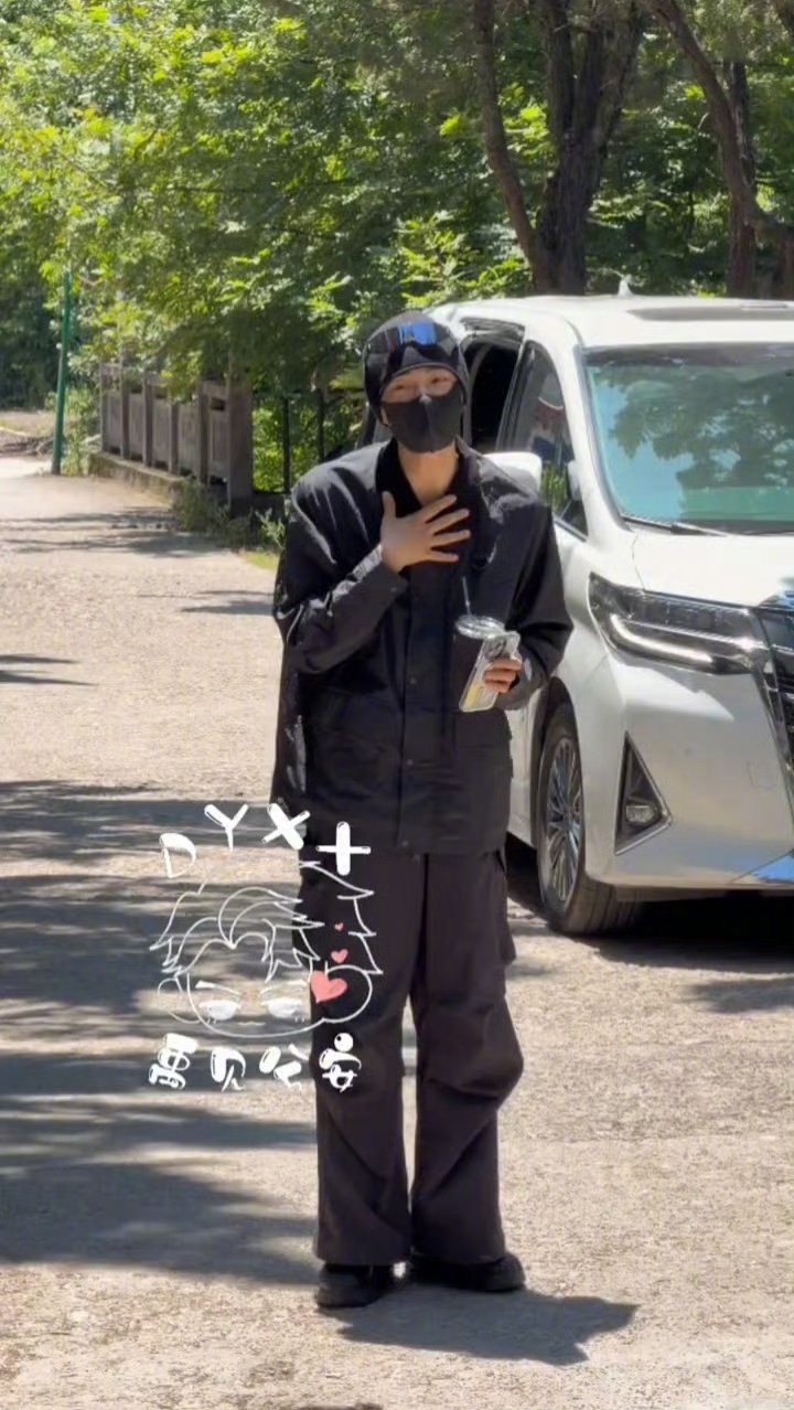 丁禹兮六一给粉丝唱神兵小将主题曲禹兮六一甜度超标啦比嘘手势温柔示意大家安静听歌，